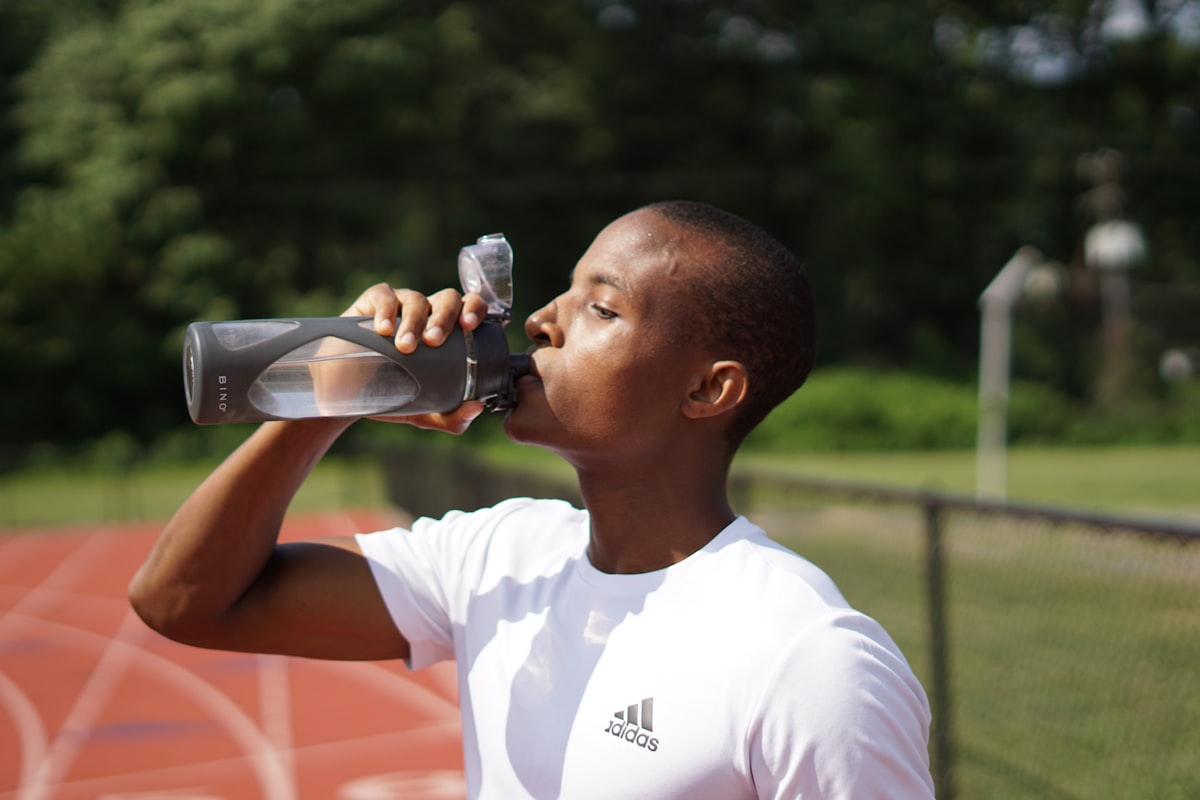 Atleta en entrenamiento con nutrición deportiva